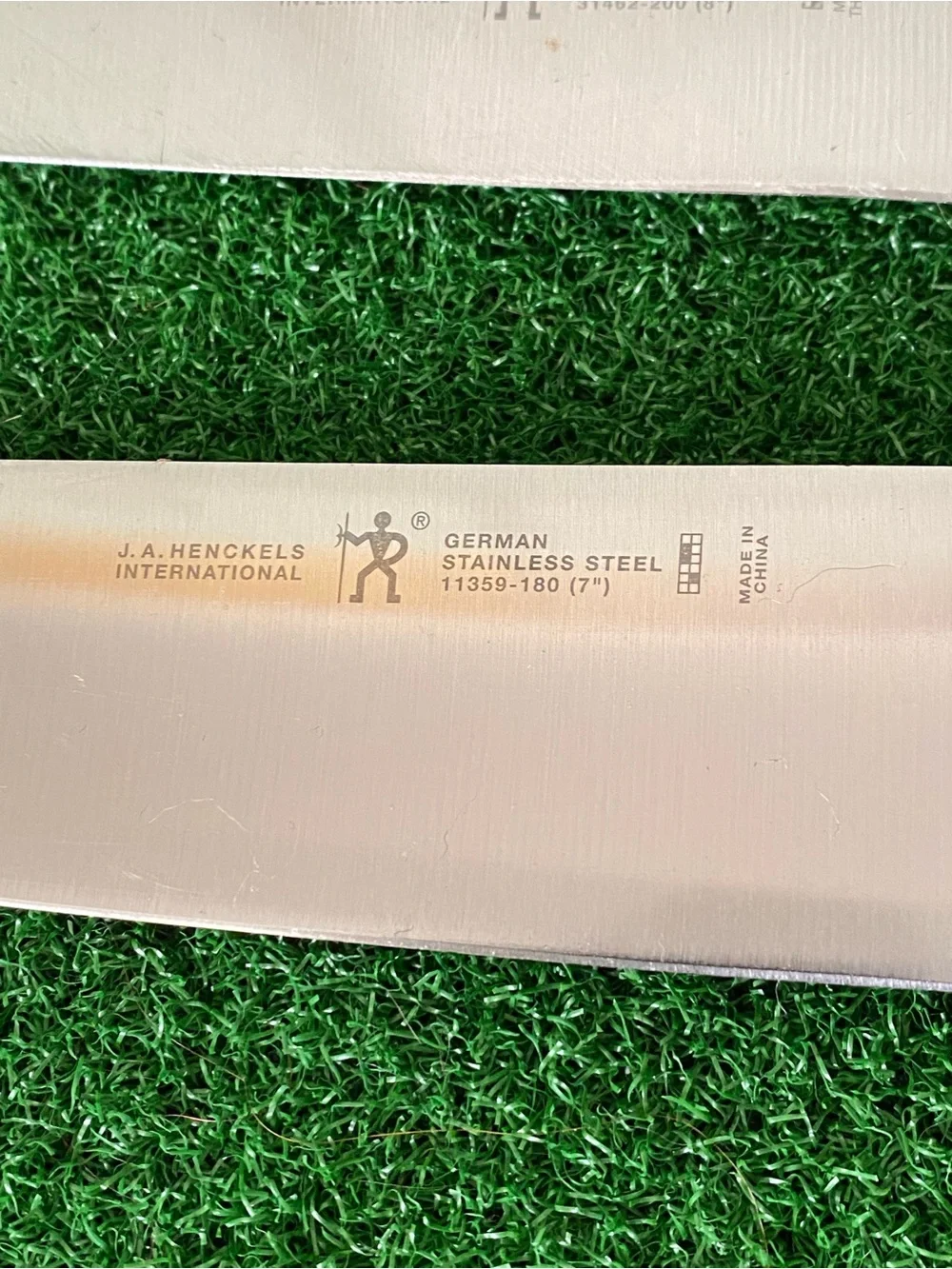 3-J.A. Henckels Knife 8”Bread Knife 7”Carving knife, 8”Gourmet Santoku knife